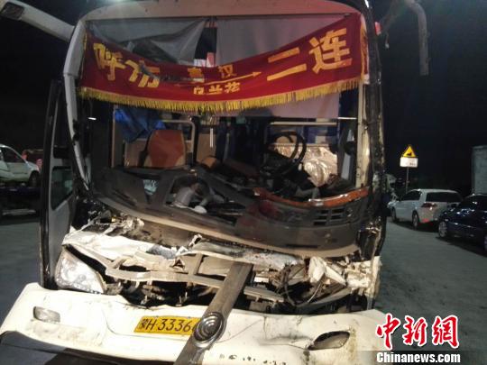 圖為載客大巴車，受損嚴(yán)重。