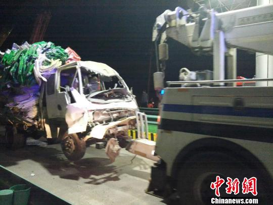 圖為事故清障車運(yùn)送受損車輛。
