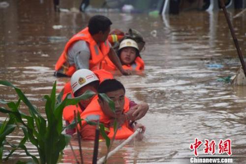 資料圖：6月20日，貴州省黔西南州暴雨成災(zāi)。圖為消防員抗洪救人?！∏髂舷?攝