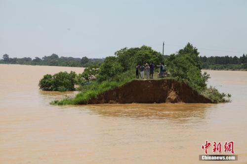 資料圖：6月21日，江西鄱陽(yáng)縣濱田水庫(kù)泄洪道河堤(濱田河)潰口現(xiàn)場(chǎng)。 王劍 攝