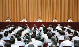 上圖為全省領(lǐng)導(dǎo)干部會議會場。 本報記者李聯(lián)軍攝