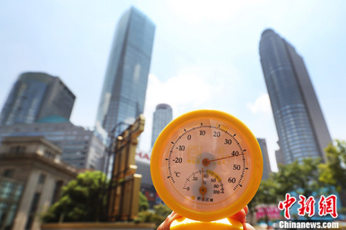 7月26日中午12點(diǎn)39分，南京街頭高溫逼人，用溫度計(jì)測(cè)量的實(shí)時(shí)溫度超過(guò)40攝氏度。 中新社記者 泱波 攝