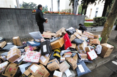 2015年11月19日，江蘇省南京市，河海大學(xué)校園外的路上大堆的快遞。圖/視覺(jué)中國(guó)