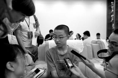 14歲的最小新生黃家琪淡定接受記者群訪。