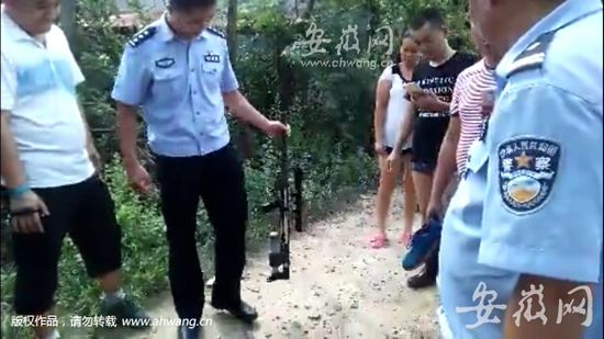 警方在案發(fā)地附近找到的槍支。