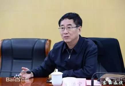通報指出，張洪寶眼看著幾年前還不知名的個體老板搖身一變成為大企業(yè)家，心里既艷羨又發(fā)酸，滋生了“我為他們贏得了好的發(fā)展機遇，收些款物就權(quán)當(dāng)是對我這些年辛勤工作的一種補償”的念頭。于是他開始熱衷于與身邊的企業(yè)老板拉拉扯扯、勾肩搭背，剛開始只是幾頓飯、幾張卡，日積月累，越陷越深，不給錢不辦事，給了錢才辦事，在東麗人稱