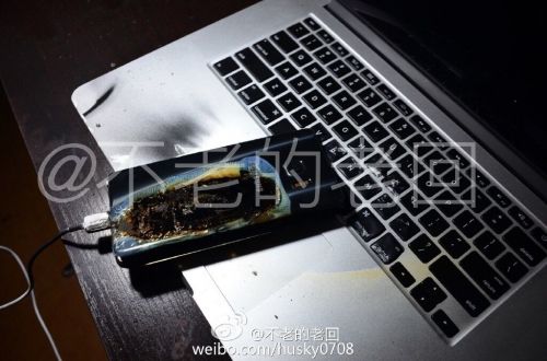 根據(jù)圖片來看，蘋果MacBook Pro筆記本觸控面板左邊部分被熏黑，而且該網(wǎng)友也提供了充電設(shè)備，就是三星Note 7原裝充電器。
