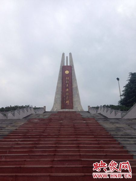 桐柏是革命老區(qū)，英雄紀(jì)念碑位于南端翠屏山上。