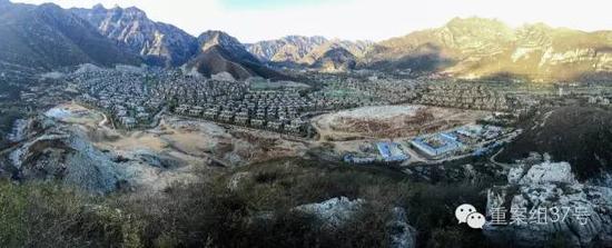 河北淶水“青青小鎮(zhèn)”1-6期全景圖，上百棟別墅組成的別墅群依山而建。部分山體被炸平，準(zhǔn)備建起聯(lián)排雙拼別墅。    新京報記者 大路 攝