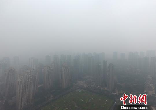  1月5日，重慶主城上空一片灰蒙蒙。
