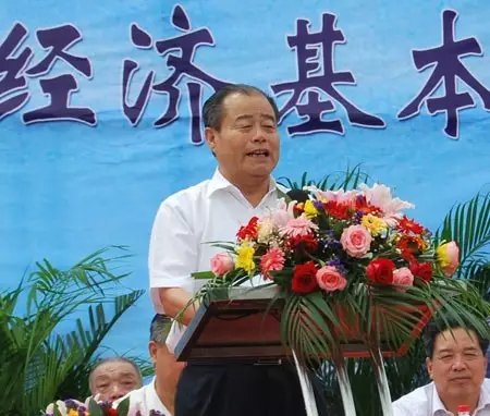 信發(fā)集團(tuán)發(fā)展成為一家集發(fā)電、供熱、氧化鋁、電解鋁、碳素、燒堿、聚氯乙烯、電石、鋁深加工等產(chǎn)業(yè)于一體的現(xiàn)代化大型企業(yè)集團(tuán)，位于山東聊城茌平縣。2016年10月，信發(fā)集團(tuán)董事局主席張學(xué)信在接受山東商報(bào)采訪時(shí)表示，44年企業(yè)沒(méi)有一名員工離職。