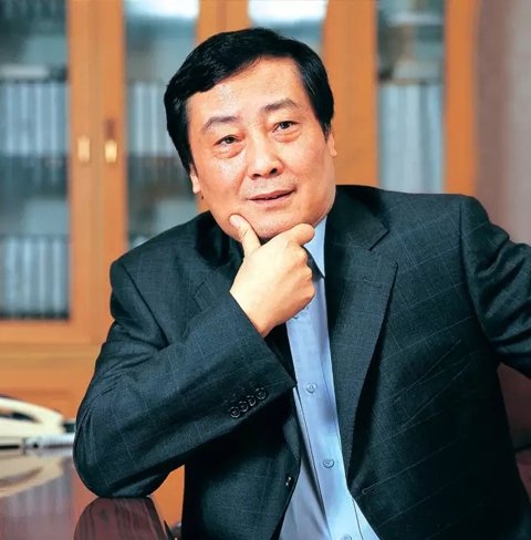 靠一瓶一瓶賣(mài)水發(fā)家的娃哈哈董事長(zhǎng)宗慶后曾接受《環(huán)球時(shí)報(bào)》采訪表示，企業(yè)家社會(huì)責(zé)任除了體現(xiàn)在為社會(huì)創(chuàng)造財(cái)富，解決更多就業(yè)，以及增加稅收貢獻(xiàn)，再者就是要把員工照顧好，讓員工在企業(yè)發(fā)展，收入生活水平提高。