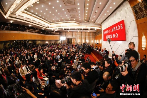 資料圖：2016年3月2日，全國政協(xié)十二屆四次會(huì)議新聞發(fā)布會(huì)在北京人民大會(huì)堂舉行，大會(huì)新聞發(fā)言人王國慶回答記者提問。 中新社記者 杜洋 攝