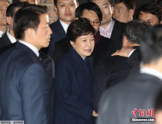 樸槿惠抵達私宅面帶微笑。