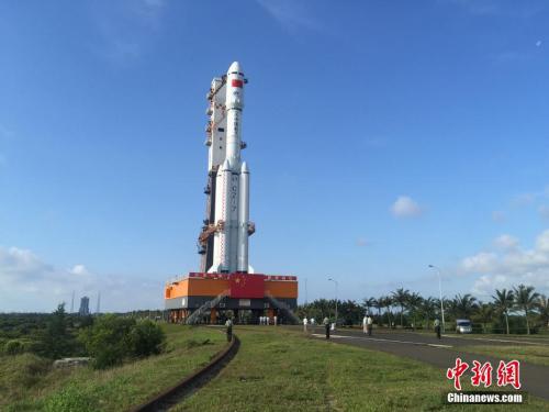 4月17日7時(shí)30分，承載著長(zhǎng)征七號(hào)遙二運(yùn)載火箭與天舟一號(hào)貨運(yùn)飛船組合體的活動(dòng)發(fā)射平臺(tái)，垂直轉(zhuǎn)運(yùn)至發(fā)射區(qū)，標(biāo)志著“天舟一號(hào)”飛行任務(wù)正式進(jìn)入發(fā)射階段。閆寧 攝