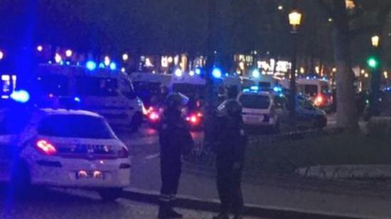 據(jù)英國(guó)廣播公司（BBC）消息，巴黎警方稱，巴黎中部發(fā)生槍擊事件，一名警察死亡，另一名受傷。