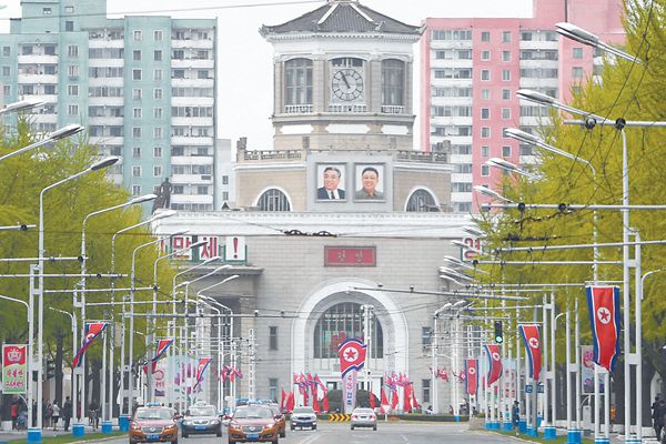 4月25日是朝鮮人民軍建軍85周年紀念日。圖為24日的平壤街頭。