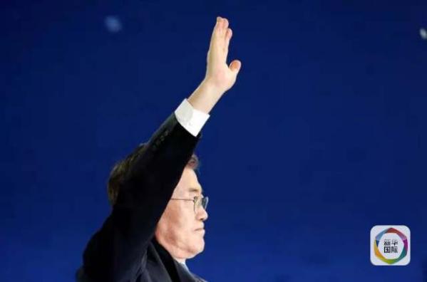 目前民調(diào)領(lǐng)先的共同民主黨候選人文在寅方面當(dāng)天上午表示，強行在星州部署“薩德”的做法“無視國民意愿和程序”，實際上切斷了下屆政府針對“薩德”相關(guān)政策的判斷余地。