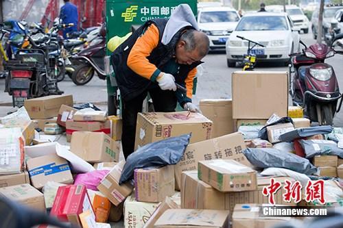 資料圖：11月2日，山西太原，物流工作人員正在分揀快遞。中新社記者 張云 攝