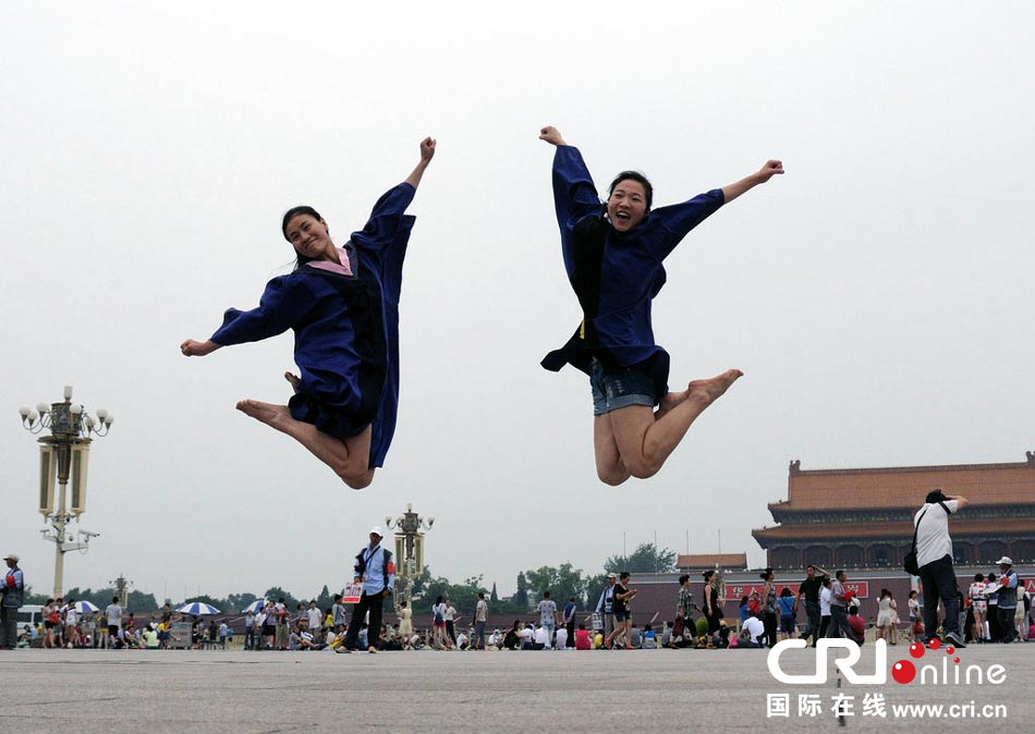 幾名打?qū)W生天安門廣場(chǎng)創(chuàng)意留影。圖片來源：金聞/CFP