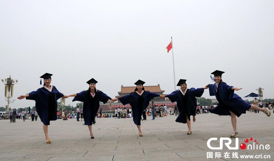 幾名打?qū)W生天安門廣場(chǎng)創(chuàng)意留影。圖片來源：金聞/CFP