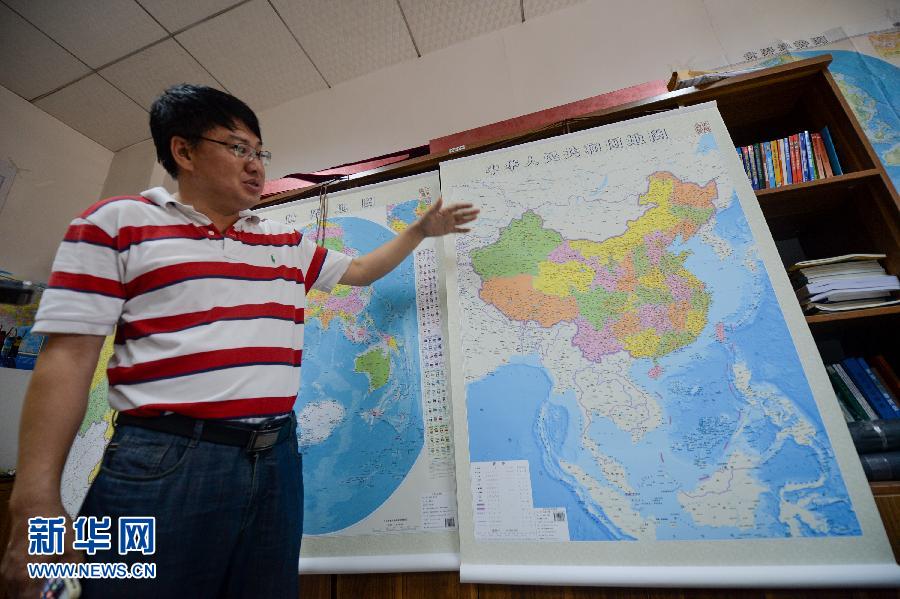 6月23日，湖南地圖出版社總編輯雷宜遜在介紹豎版《中華人民共和國地圖》。