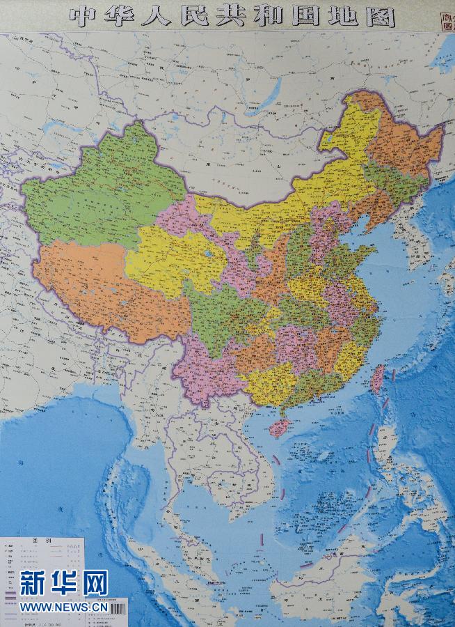 這是6月23日拍攝的豎版《中華人民共和國地圖》。