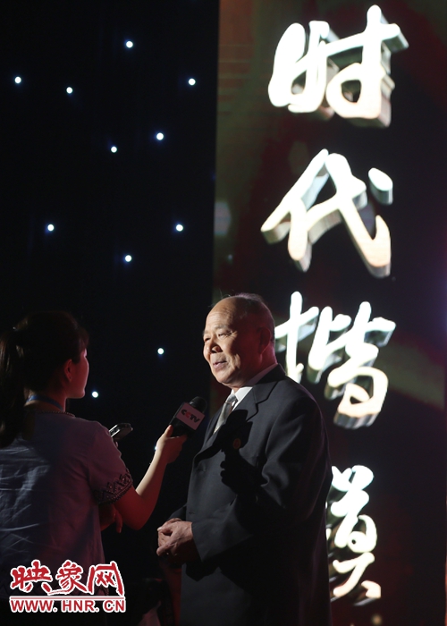 河南鄧州“編外雷鋒團(tuán)”團(tuán)長宋清梅，在“時代楷?！卑l(fā)布廳接受中央媒體現(xiàn)場采訪。