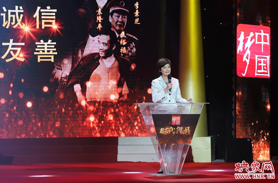 中央電視臺“時代楷?！卑l(fā)布廳，發(fā)布人敬一丹介紹“編外雷鋒團(tuán)”。