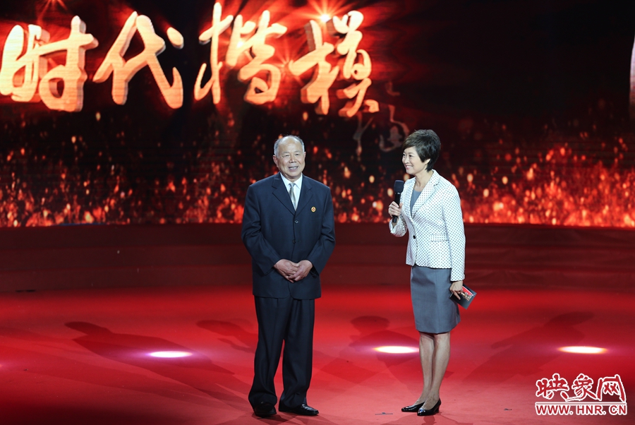 河南鄧州“編外雷鋒團(tuán)”團(tuán)長，在“時代楷?！卑l(fā)布廳接受敬一丹訪問。