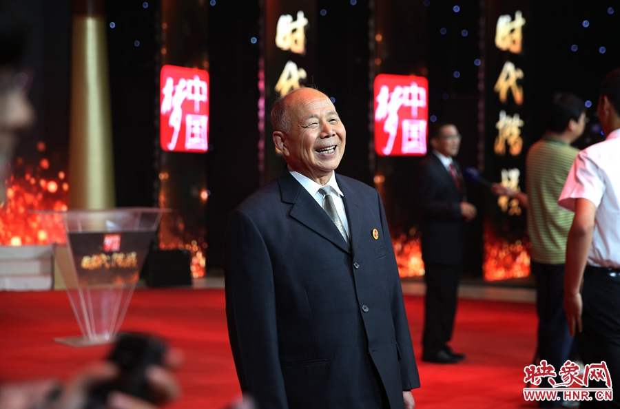 河南鄧州“編外雷鋒團(tuán)”被中宣部授予“時代楷?！睒s譽(yù)稱號，團(tuán)長宋清梅非常激動和高興。