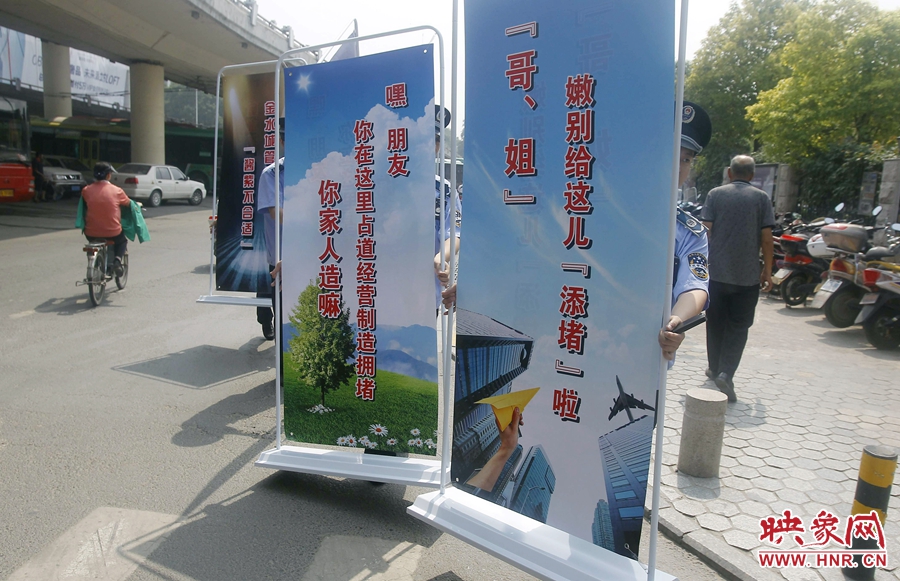 “哥、姐，嫩（你們）別給這兒添堵啦?！? width=