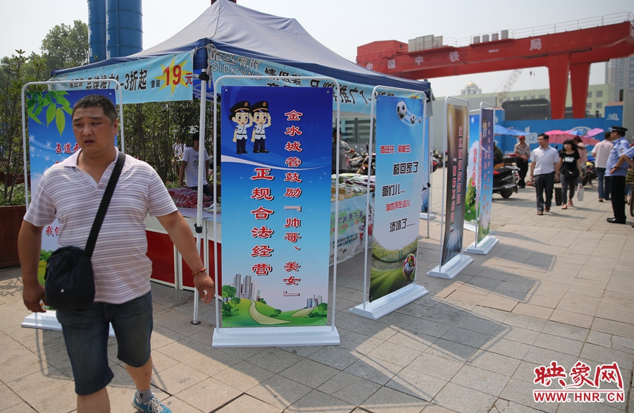 攤位被“圍觀”后，沒有一單生意，過往市民叫好。