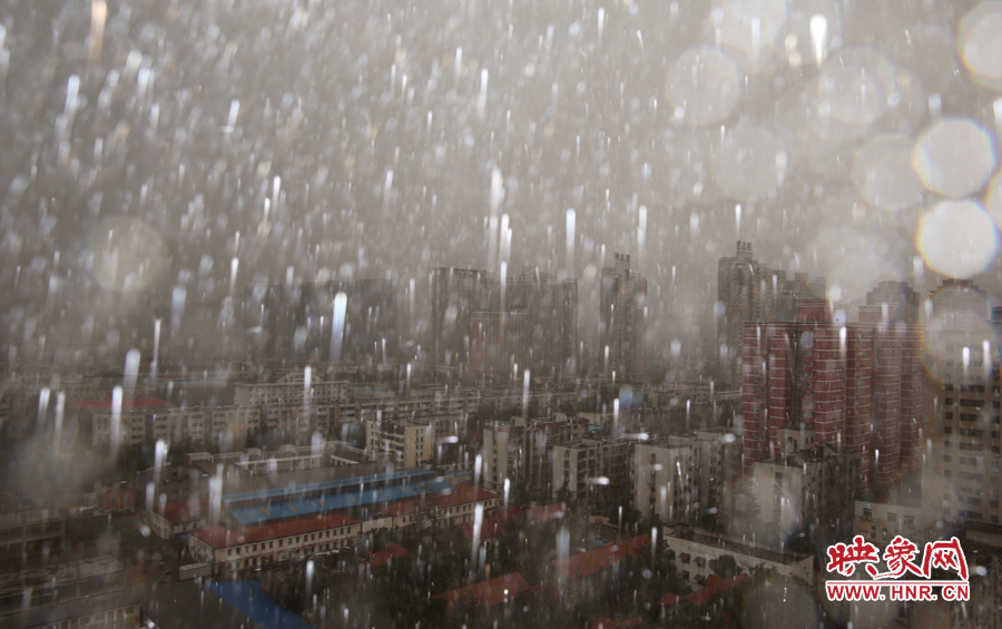 17時(shí)25分,鄭州強(qiáng)降雨,紫荊山附近的市民真切地感受到了什么叫大雨傾盆。