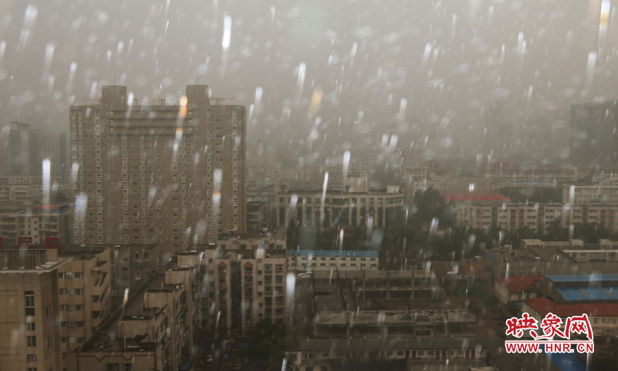 17時(shí)25分,鄭州強(qiáng)降雨,紫荊山附近的市民真切地感受到了什么叫大雨傾盆。