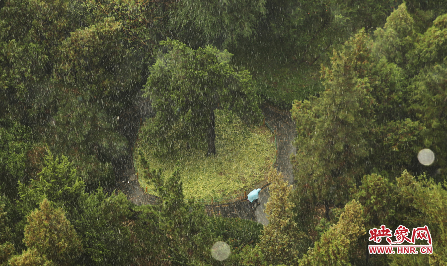 17時(shí)25分,鄭州強(qiáng)降雨,紫荊山附近的市民真切地感受到了什么叫大雨傾盆。