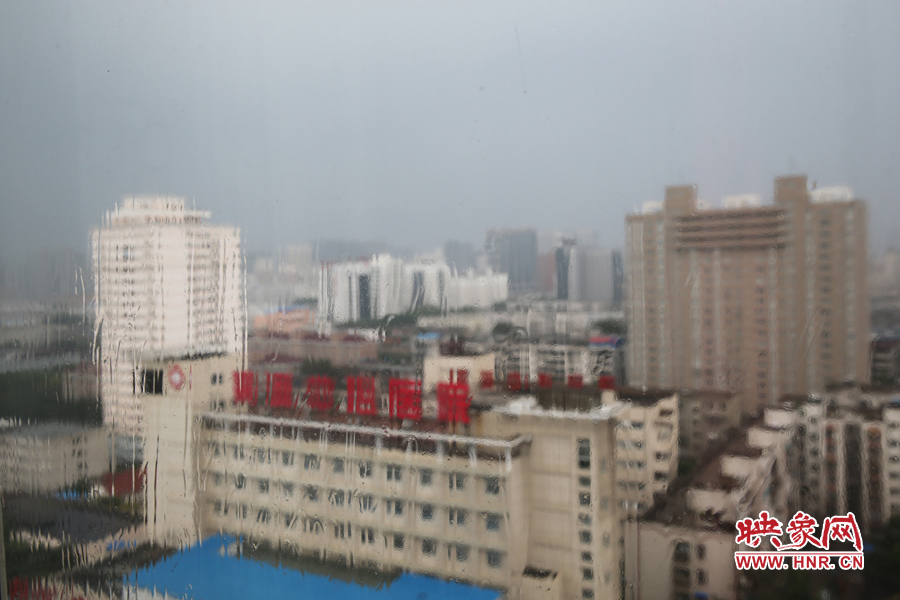17時(shí)39分,鄭州強(qiáng)降雨漸停。