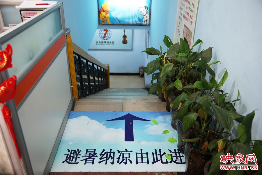 金水區(qū)人防（珠江琴行）納涼點(diǎn)入口處的明顯標(biāo)識。