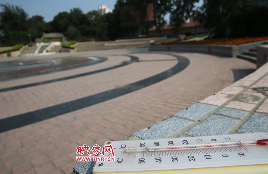 7月8日下午15時(shí)46分，紫荊山公園地表溫度為42度（溫度計(jì)放置地面測量），比人防納涼處高17度。