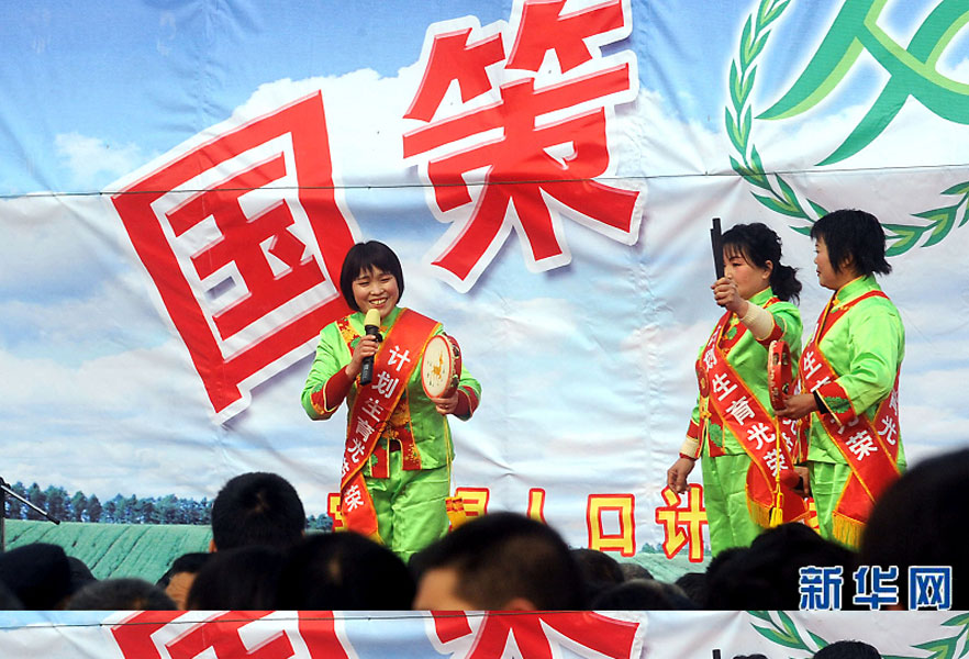 說(shuō)唱演員在河南省寶豐縣街頭宣傳計(jì)劃生育政策（2008年2月19日攝）。