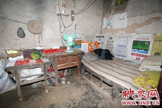 老人的居住條件十分簡(jiǎn)陋。