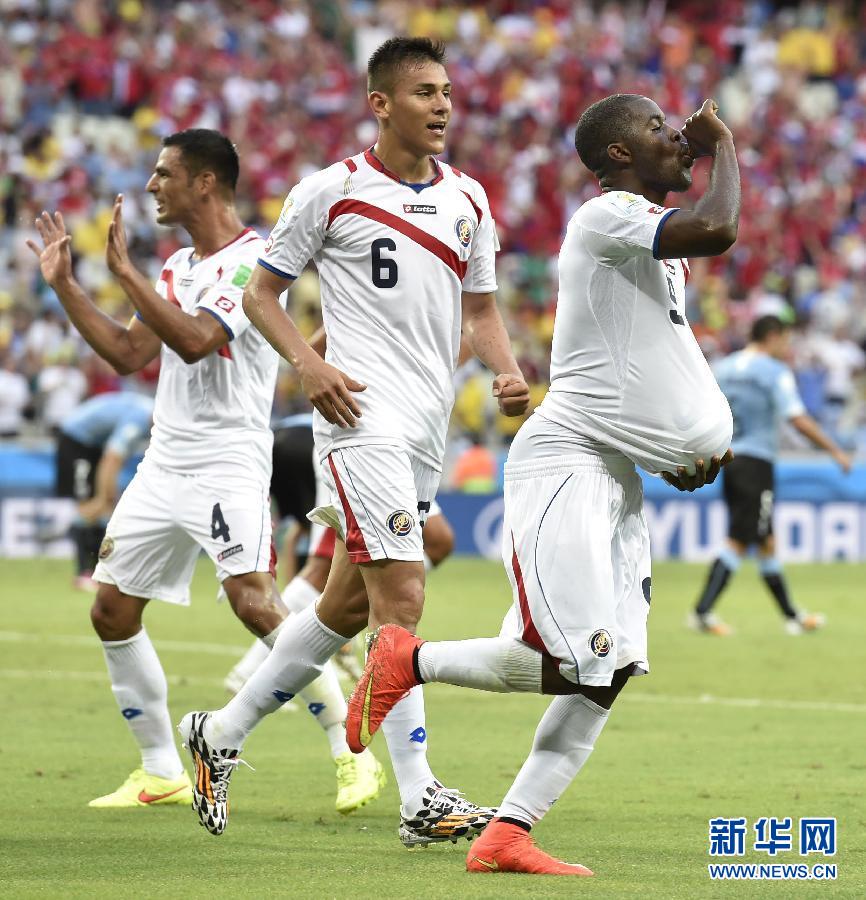 6月14日，哥斯達(dá)黎加隊(duì)球員喬·坎貝爾（右一）進(jìn)球后將足球塞進(jìn)衣服內(nèi)慶祝。