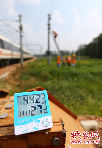 剛開始工作20分鐘，戶外溫度已經達到44.2℃