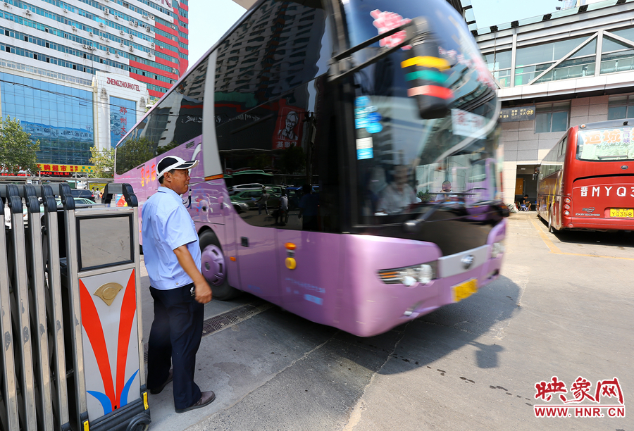 車場(chǎng)內(nèi)車輛順暢時(shí)，調(diào)度員還要在門口迎車指揮
