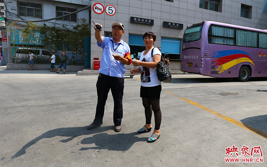 調(diào)度員不僅要保證車輛安全通暢，還肩負(fù)著疏導(dǎo)旅客的工作