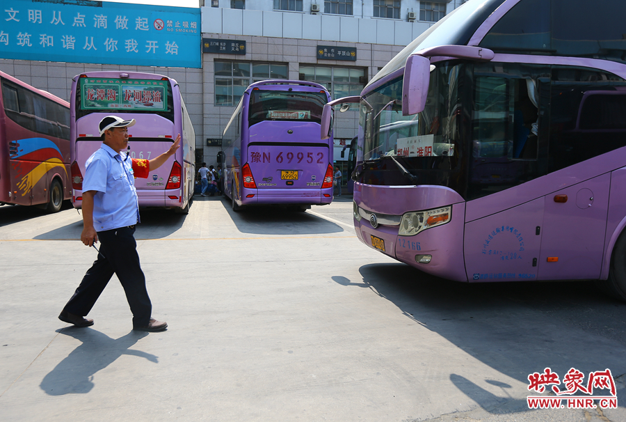 龐大的長(zhǎng)途客車，在調(diào)度員的指揮下井井有條