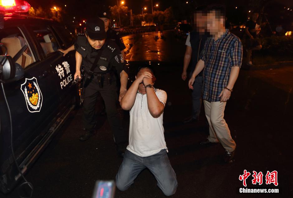 7月24日晚,南京警方將查獲的酒后駕駛車輛的男子控制后,該男子的同伴跪地求情。