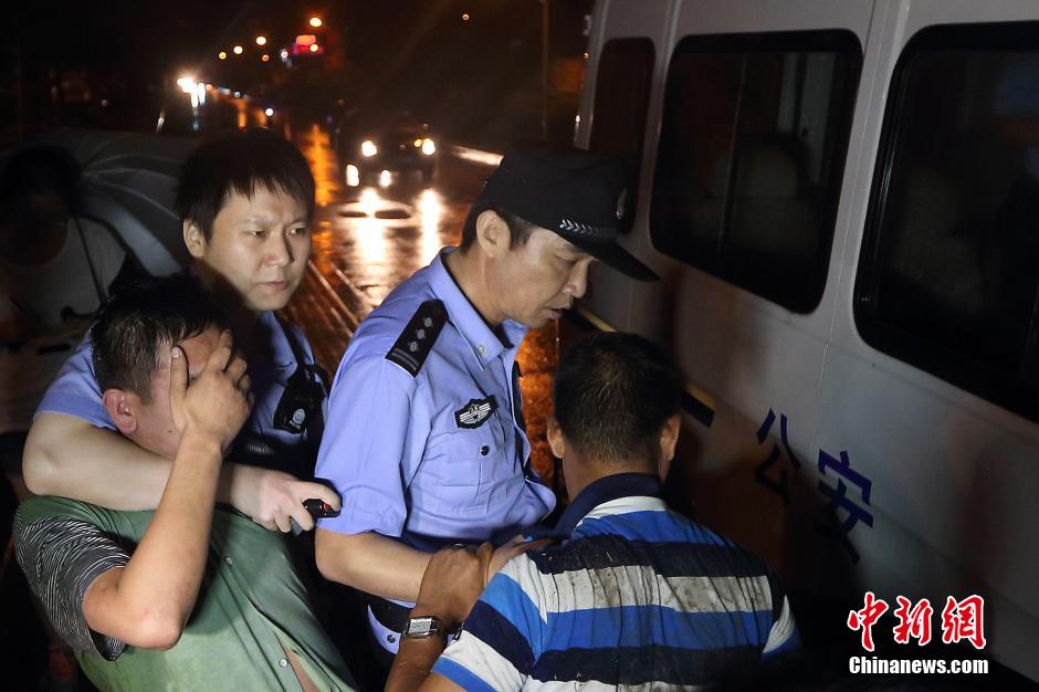 7月24日晚,南京警方將查獲的酒后駕駛車輛的男子控制,該男子涉嫌酒后駕車、肇事逃逸。