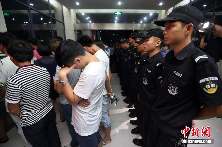 7月24日晚,南京警方將抓獲的以福建、江西、河南、湖北、黑龍江等多個(gè)外省市的涉及傳銷人員集中帶回。