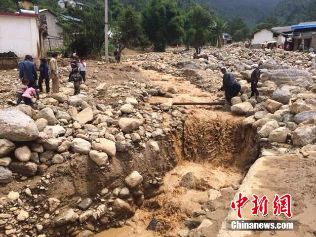 7月28日,云南省保山市隆陽區(qū)瓦房鄉(xiāng)喜坪村上坪小組發(fā)生山洪災(zāi)害,造成3戶人家9人被沖走。